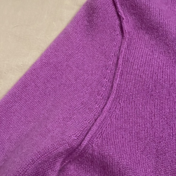 Sutton Cashmere from Bloomingdales NYC - Picture 4 of 5